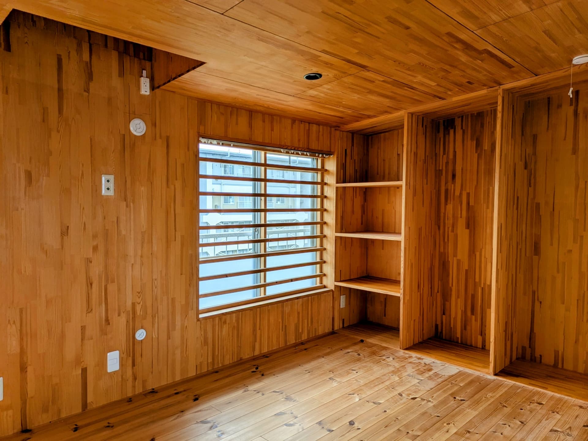 木造の部屋の中の様子窓や棚が取り付けられている