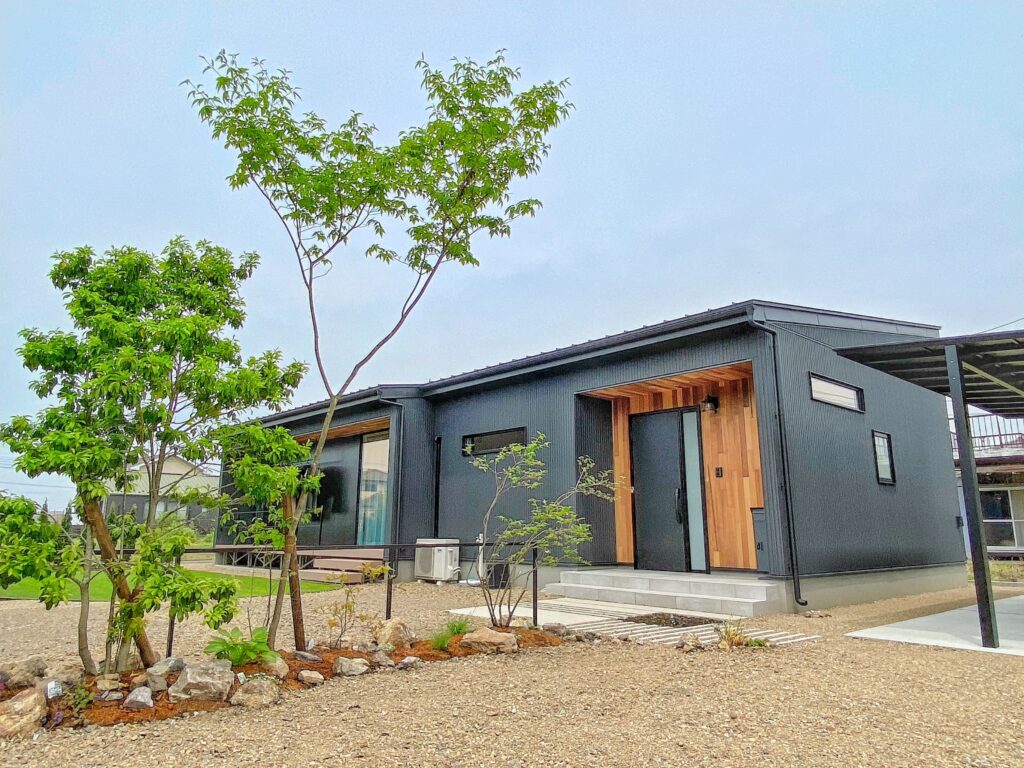 完成した建物の庭